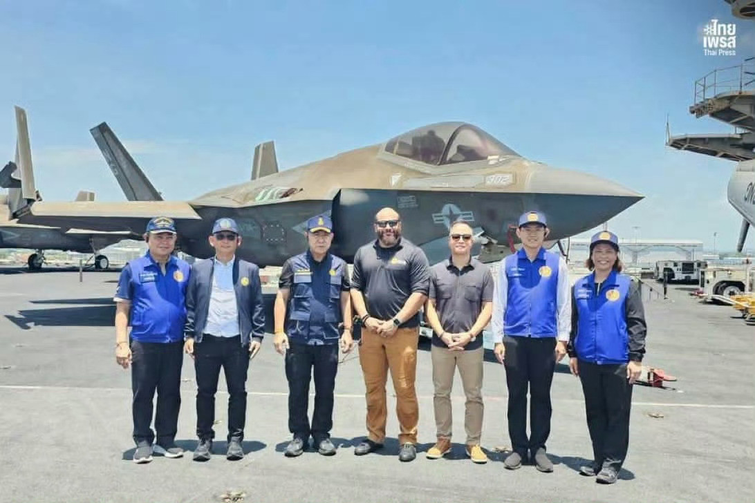 泰方官员登上停靠泰国的美国林肯号航母​​​，你很难想象F-35C舰载机的隐形涂