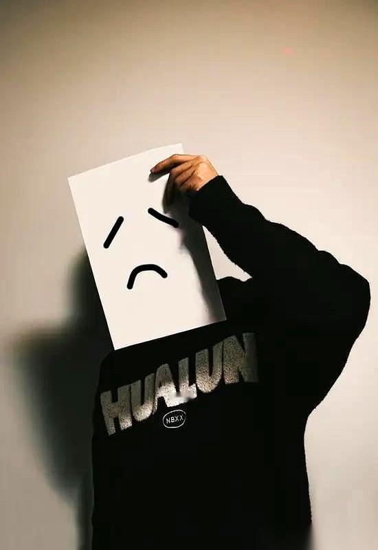 听一个哥们儿酒后吹牛，差点没把我的三观震碎。他说，他公司那些已婚的女同事，不少