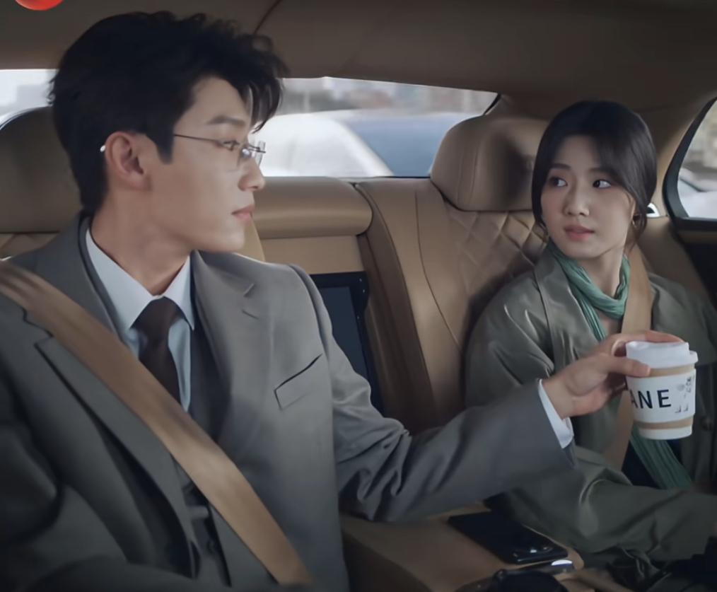 女孩摸了一下冷下来的咖啡，问霸总是不是看上自己了，等的咖啡都凉了。霸总听完咖