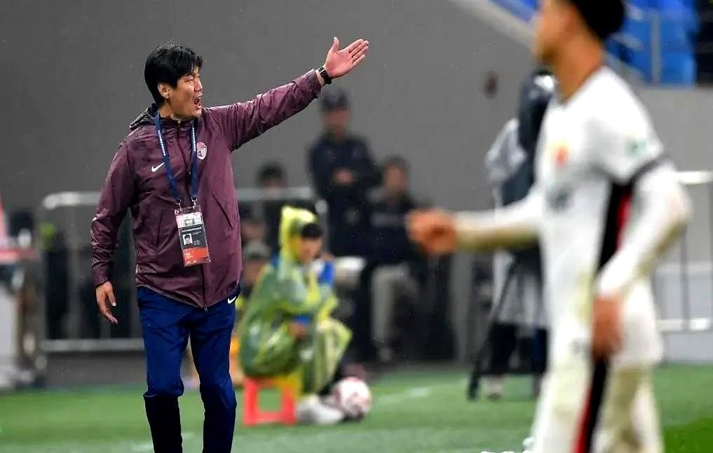 青岛海牛保级成功后，却迎来人员变动。李霄鹏带队刚保级就走人，外援也跟着跑路。