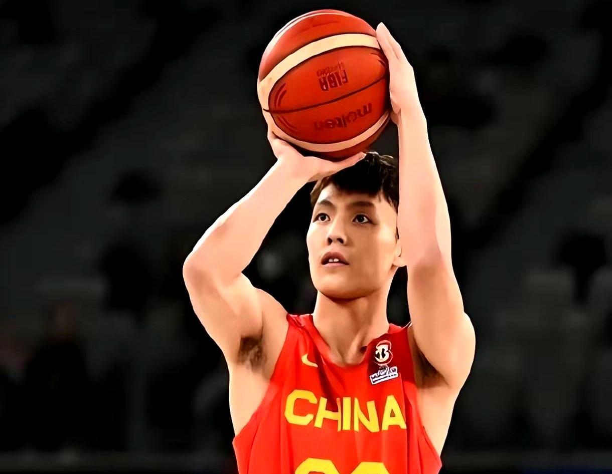 郭士强掀桌子了，周琦不在，这份名单全是刀。新官上任三把火，第一把就烧向了队