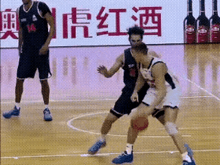 仔细观察，广东新外援卢卡这两个球是怎么处理的！第一个球，卢卡背打推进，把防守吸
