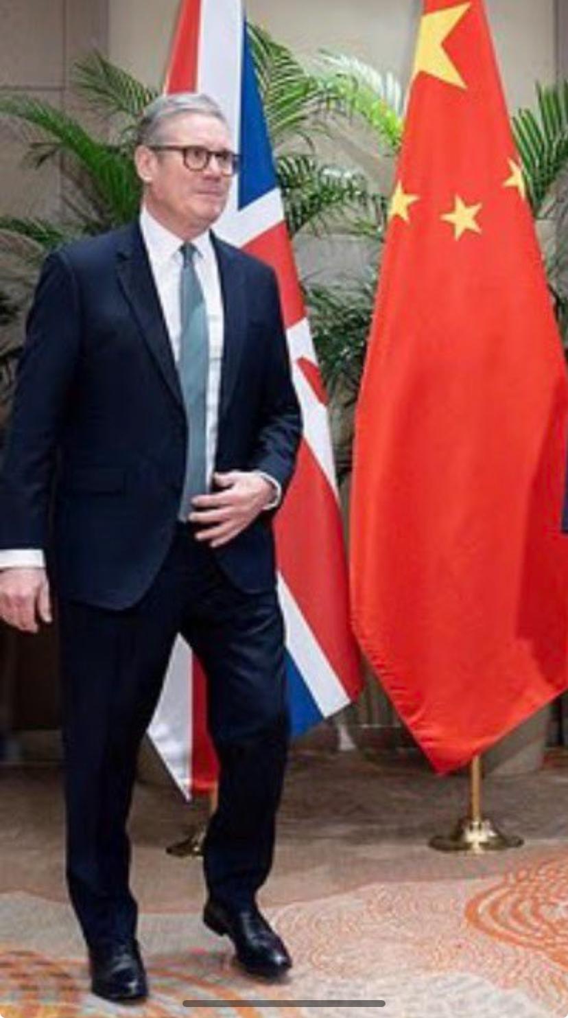 英国首相斯塔默今天下午发文说：“英国国内发展与我们同全球大国的互动息息相关，今天