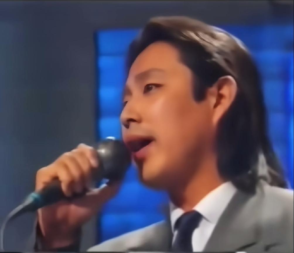 你见过陈道明留长发的时候吗？这是1991年他在电视台演唱的时候。记得主持人问他：