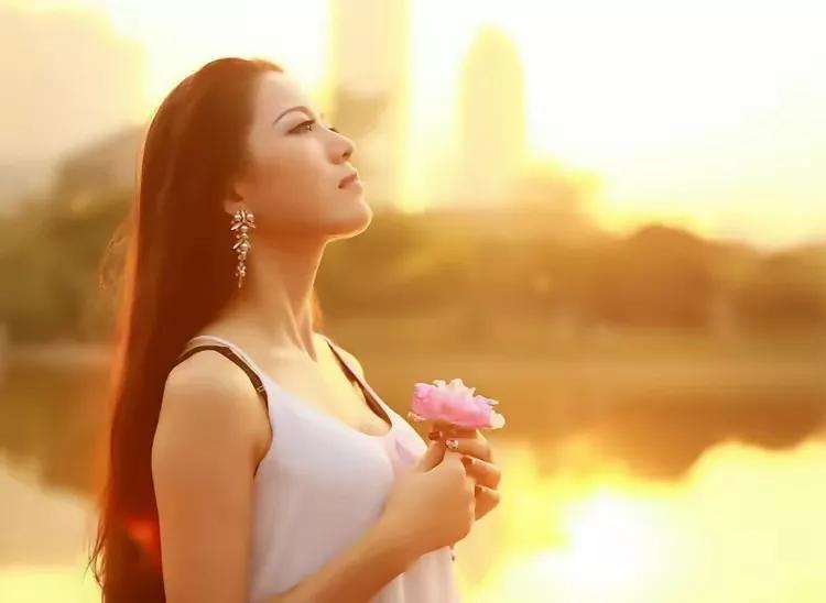 男人什么时候最丢人1，抽低档香烟，不丢人。2，家里穷，不丢人。3，吃工地旁