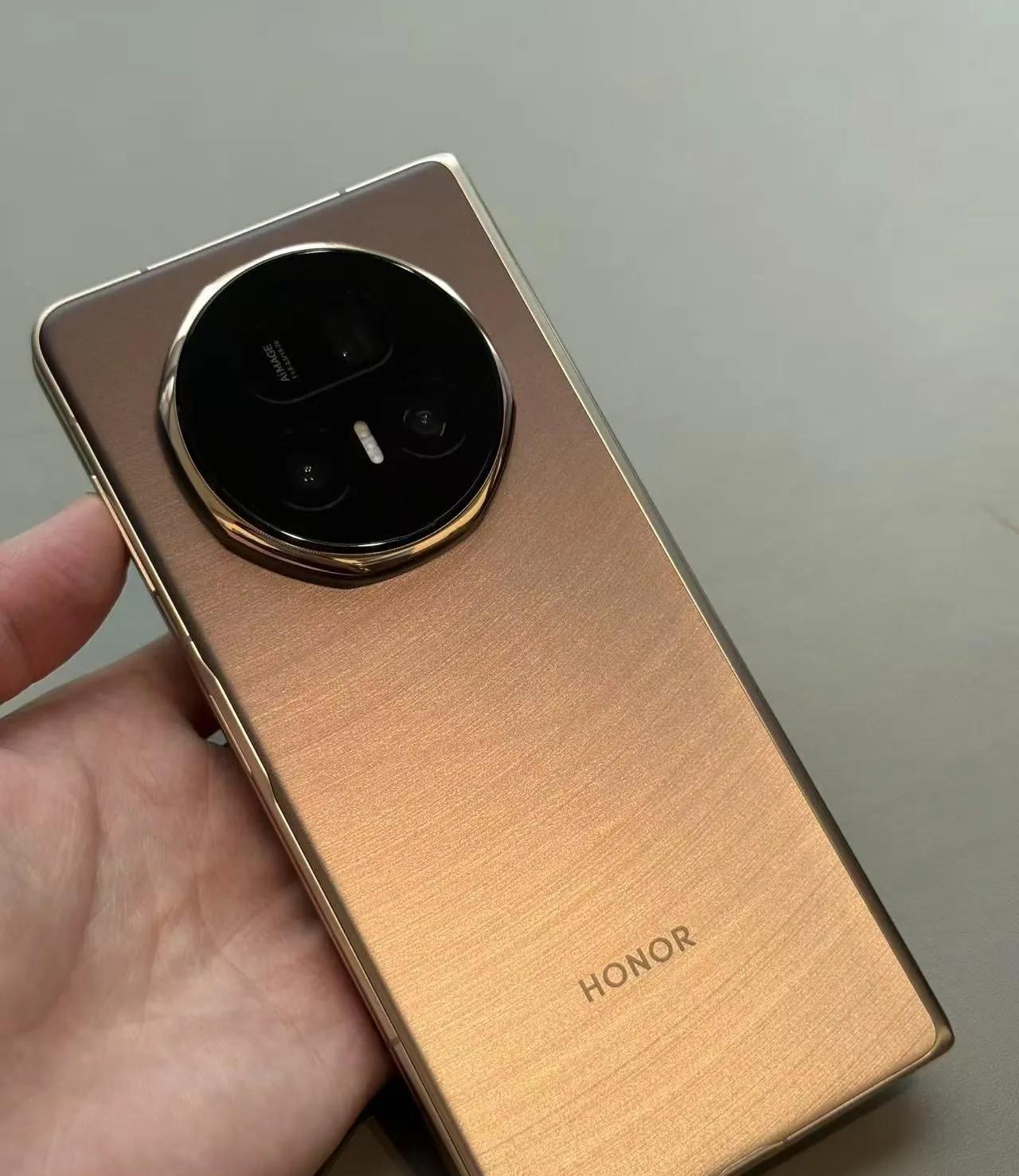 关于荣耀MagicV5新款大折叠，我的评价就几个字：这9000多花的值了！首
