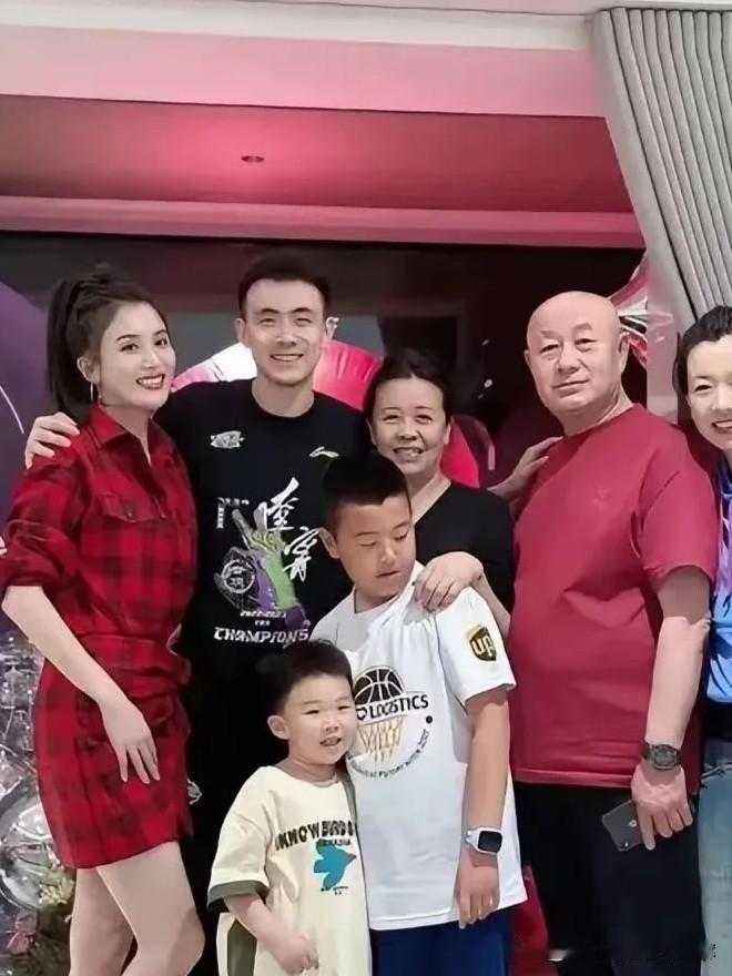 这是辽篮赵继伟的姐姐，气质温婉平和，和弟妹王君瑞的明艳美截然不同。五官酷似父亲