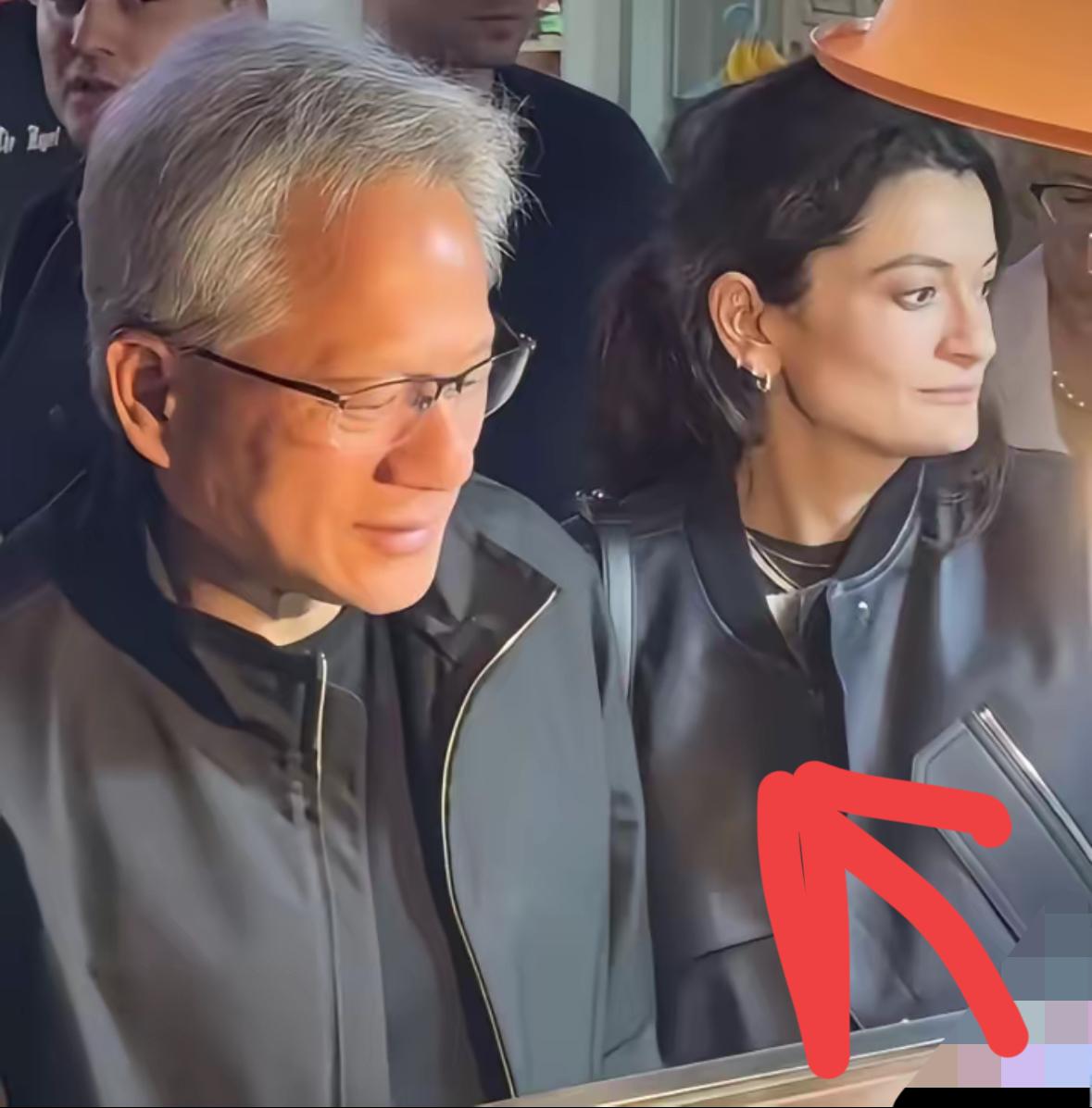 黄仁勋啥都有了，钱花不完，老婆也贤惠。可有一件事他还拿不准：儿子36岁，女儿34