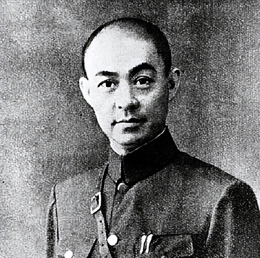 1933年，一士兵打仗扛个大箱子，一路上不撒手，张自忠好奇问到：“你扛得什么？”