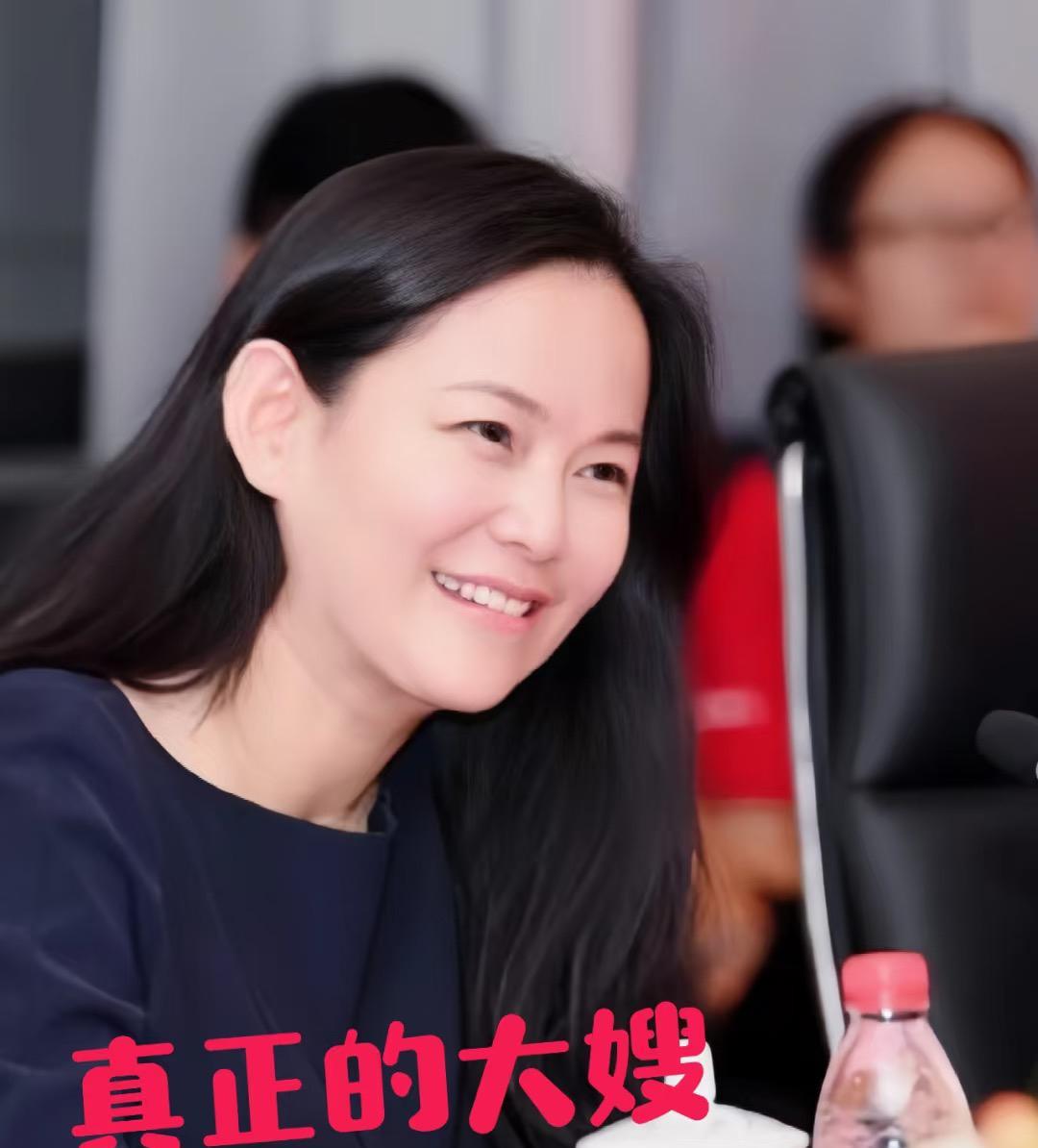 当年她一毕业就裸婚嫁给了李彦宏，俩人在硅谷生活得很好，但是也是她鼓励李彦宏回国创