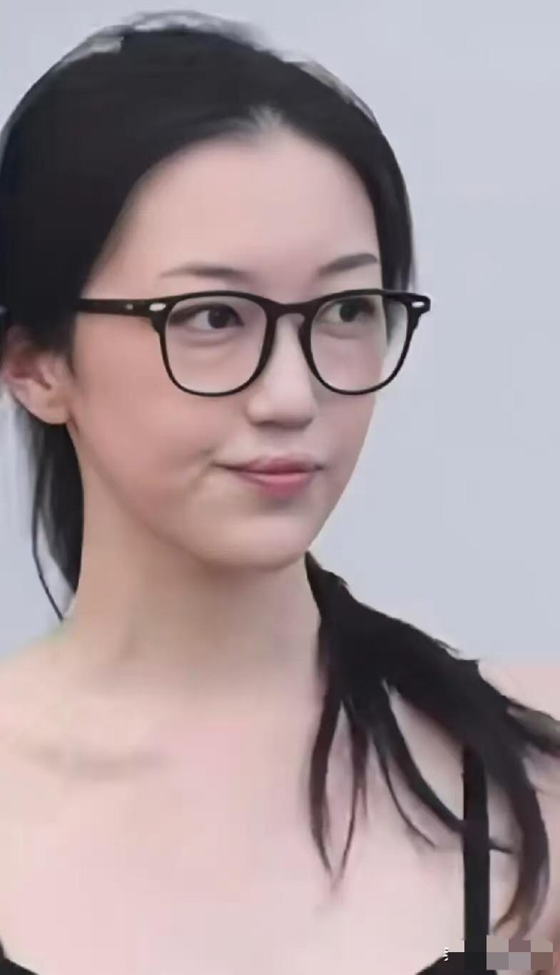 说白了，李嫣嘴唇有没有伤痕已经不重要了，不是因为她钱这辈子都花不完，是因为李