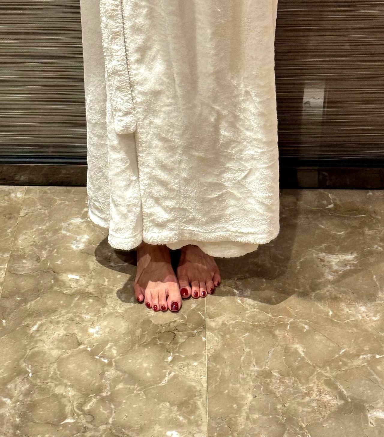 宅家最爽的一刻，就是热水冲完，往身上一裹浴袍，脚趾头一抬，酒红色亮晶晶，显白得离