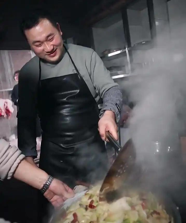 重庆合川姑娘“呆呆”，靠一只猪，掀翻了整个猪市的剧本——不是猪价暴涨，而是直播间