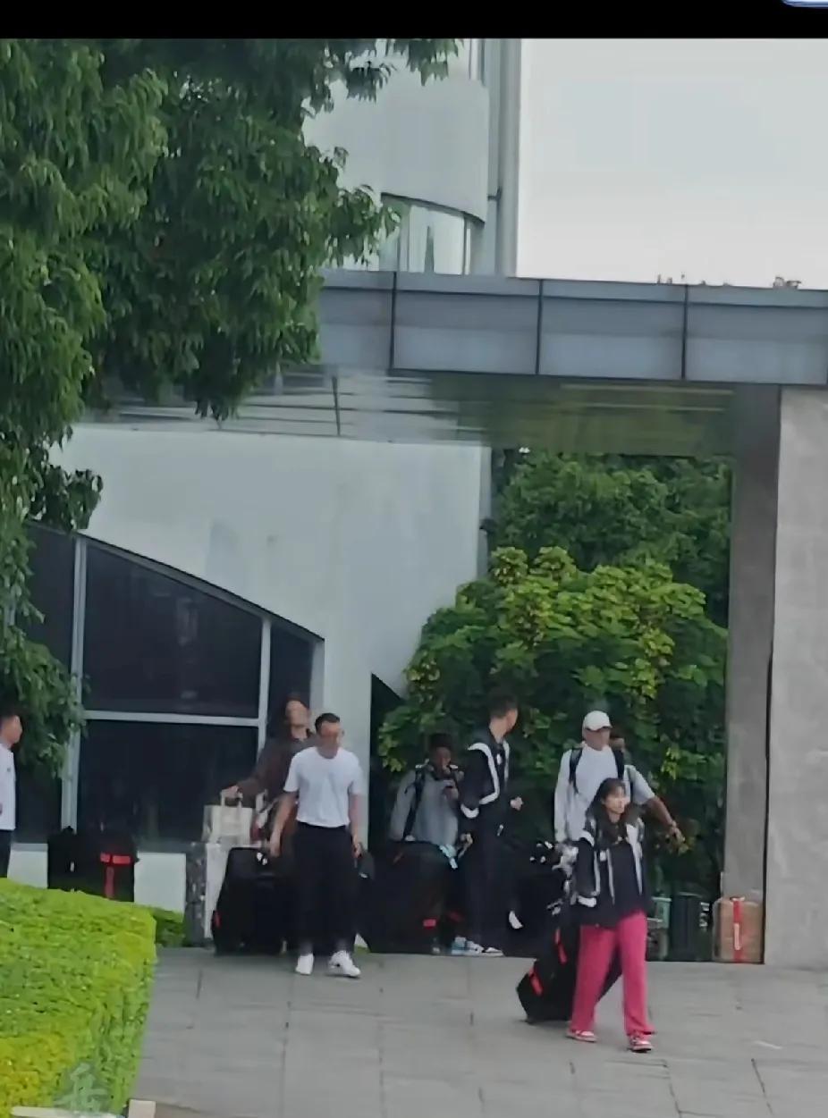 中国女篮云南训练结束，今天返回北京，从视频中看到有杨力维，杨舒予，黄思静，张茹，