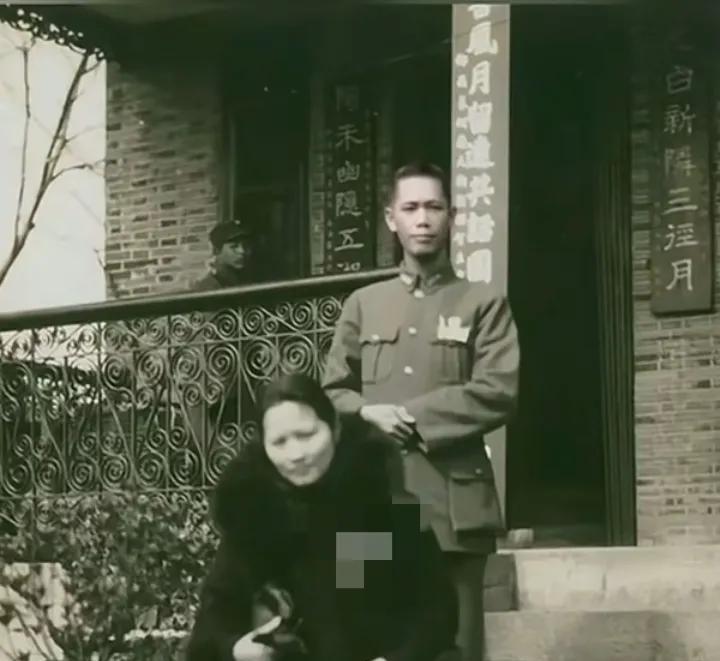 1932年宋庆龄慰问十九路军将士时并与军长蔡廷锴的一张合影
