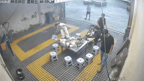 好好一顿中秋晚餐就这样黄了，是桌子的问题，还是人的问题？桌子好简易，桌子没放