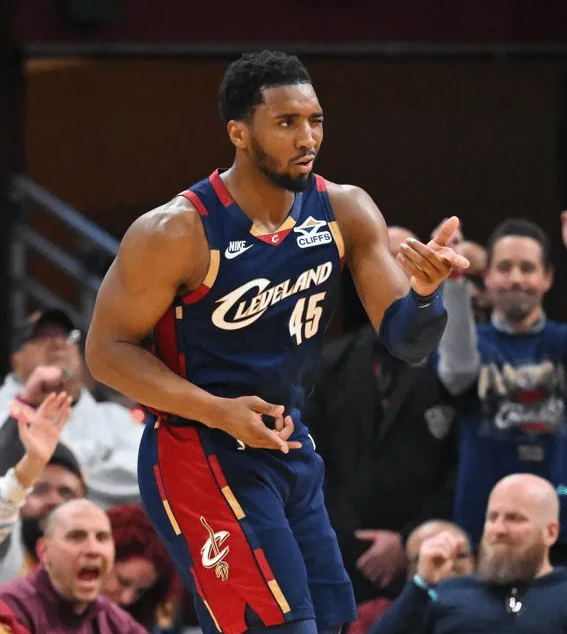 明日NBA季后赛G7，活塞将对阵骑士。NBA官方更新了社媒：“克利夫兰正力求挺