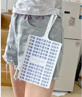 衣服吊牌大到能“扇飞路人”？这波商家的操作看着离谱，实则全是被逼出来的无奈！五