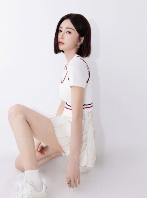 姐姐的新写真太美啦，体态轻盈肌肤细嫩