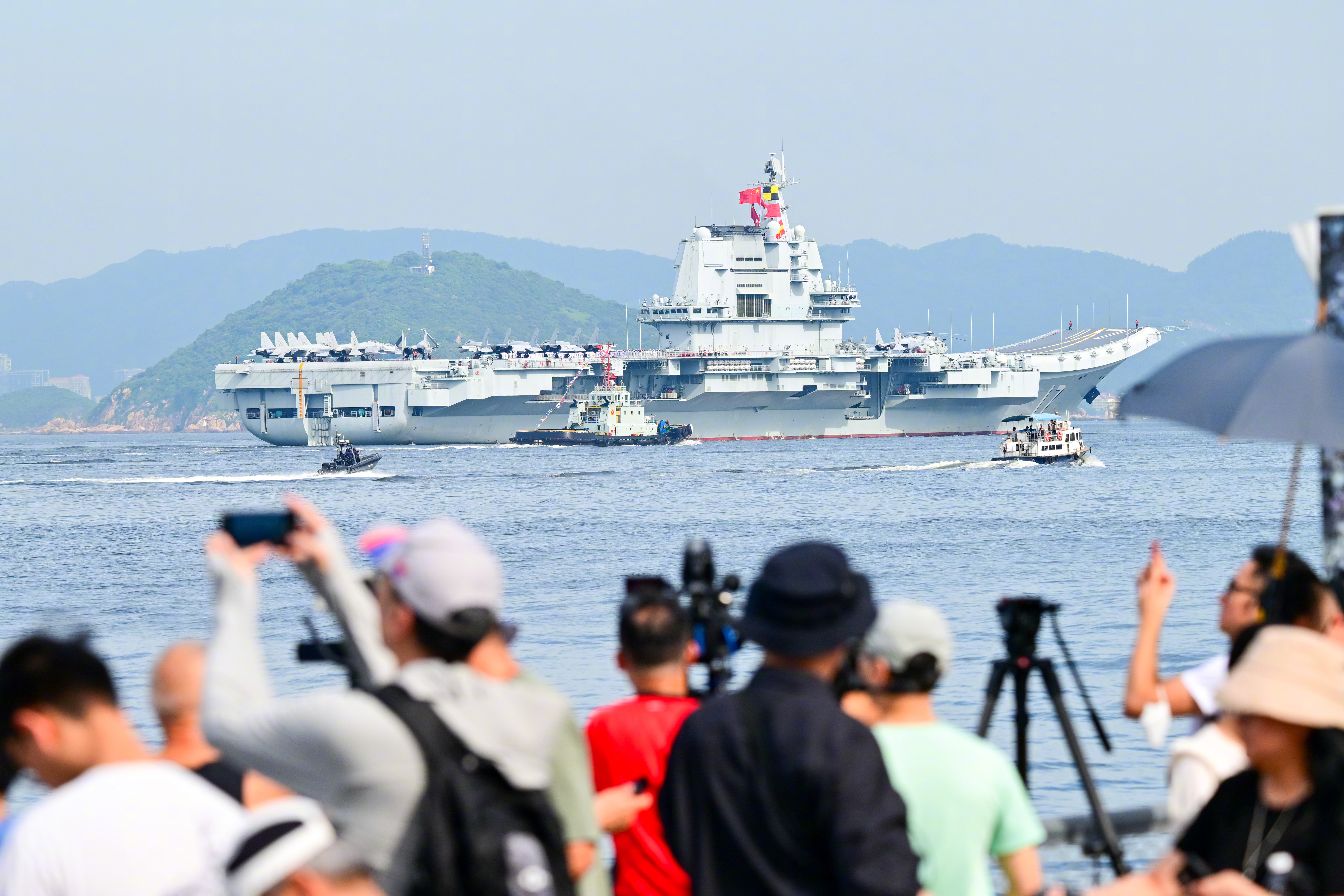 香港学生登山东舰激动落泪：'像电影般震撼！' 巨型国旗飘扬甲板引爆爱国热情