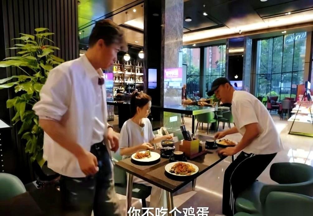 最近刷到一个综艺片段，饭桌上就因为一个鸡蛋，硬是把胡军、佟丽娅和李乃文三个人拉进