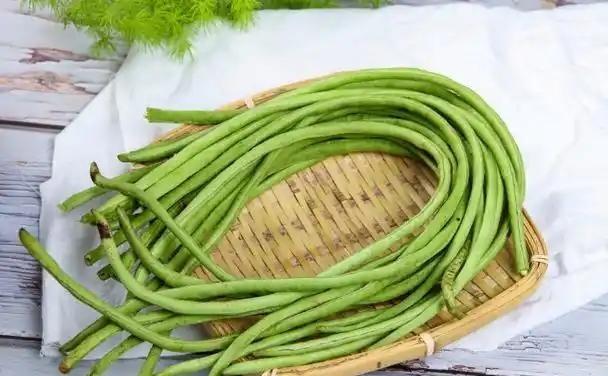 豇豆，菜市场上常见的绿意盎然的食材，常常吸引着挑选食材的目光。它富含膳食纤维和植