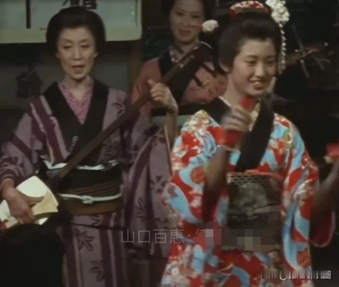昔日日本女星山口百惠曾在电影《伊豆的舞女》，一出场就很清纯的少女舞娘形象出现在大