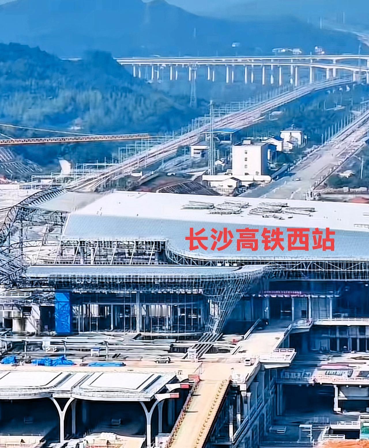 我个人对长沙高铁西站有一个不同的看法，长沙高铁西站以及周边周围全部建设好发展好，