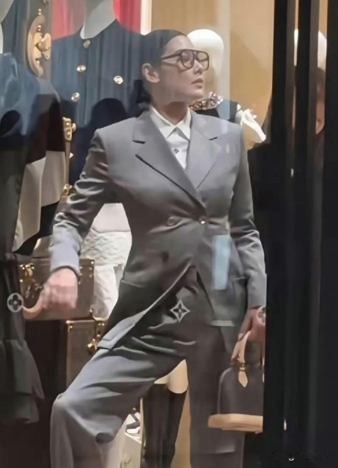 乐基儿在香港服装店拍东西，看着是胖了点。​​​