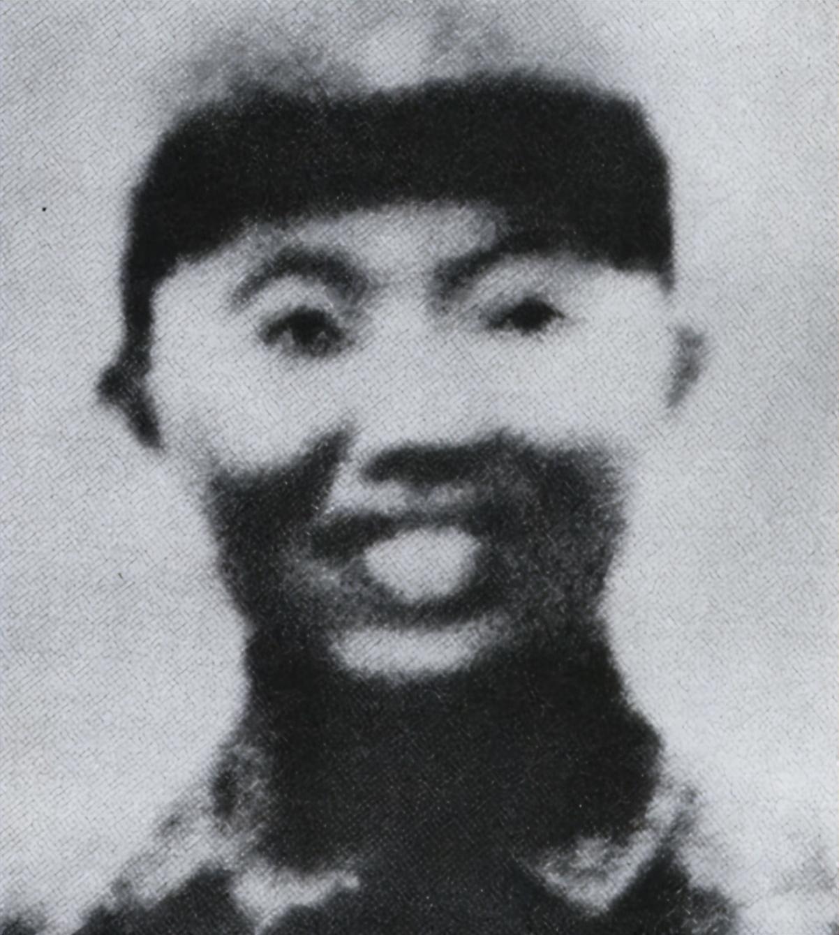 1942年，神枪手王凤麟遭叛徒出卖，被日军围在山上，打到只剩一颗子弹时，他犹豫了