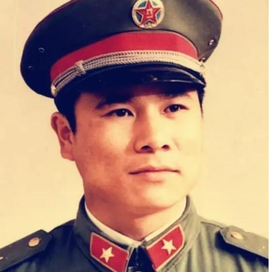 1979年，黄招强在护送伤员撤退的时候，意外发现队伍中竟然多了几张陌生的面孔，于