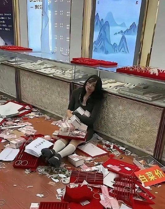 这是我见过最离谱的席了，但凡多上几个菜