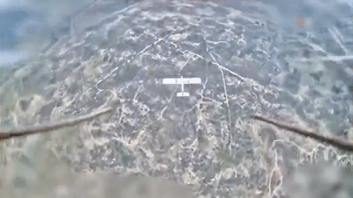 无人机空战，下一秒画面很解压！ 俄罗斯无人机装了两根钢锥，在空中直接瞄准乌克