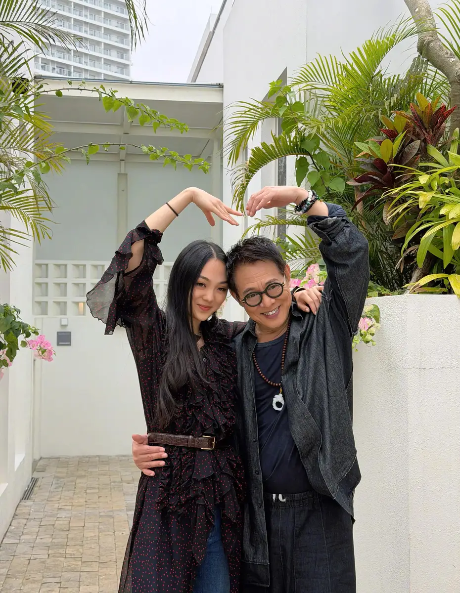 李连杰晒与哈佛学霸女儿合照！Jane五官神似妈妈利智