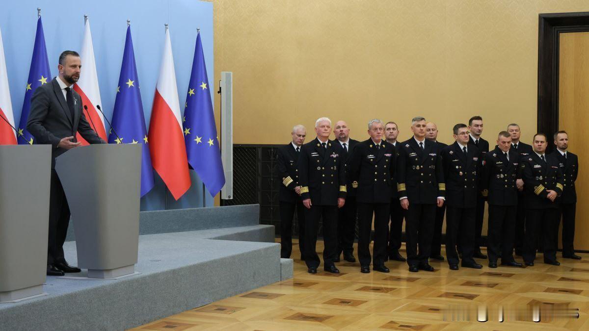 🛳🇵🇱🇸🇪波兰将购买瑞典萨博潜艇11月26日，波兰与瑞典萨博公司