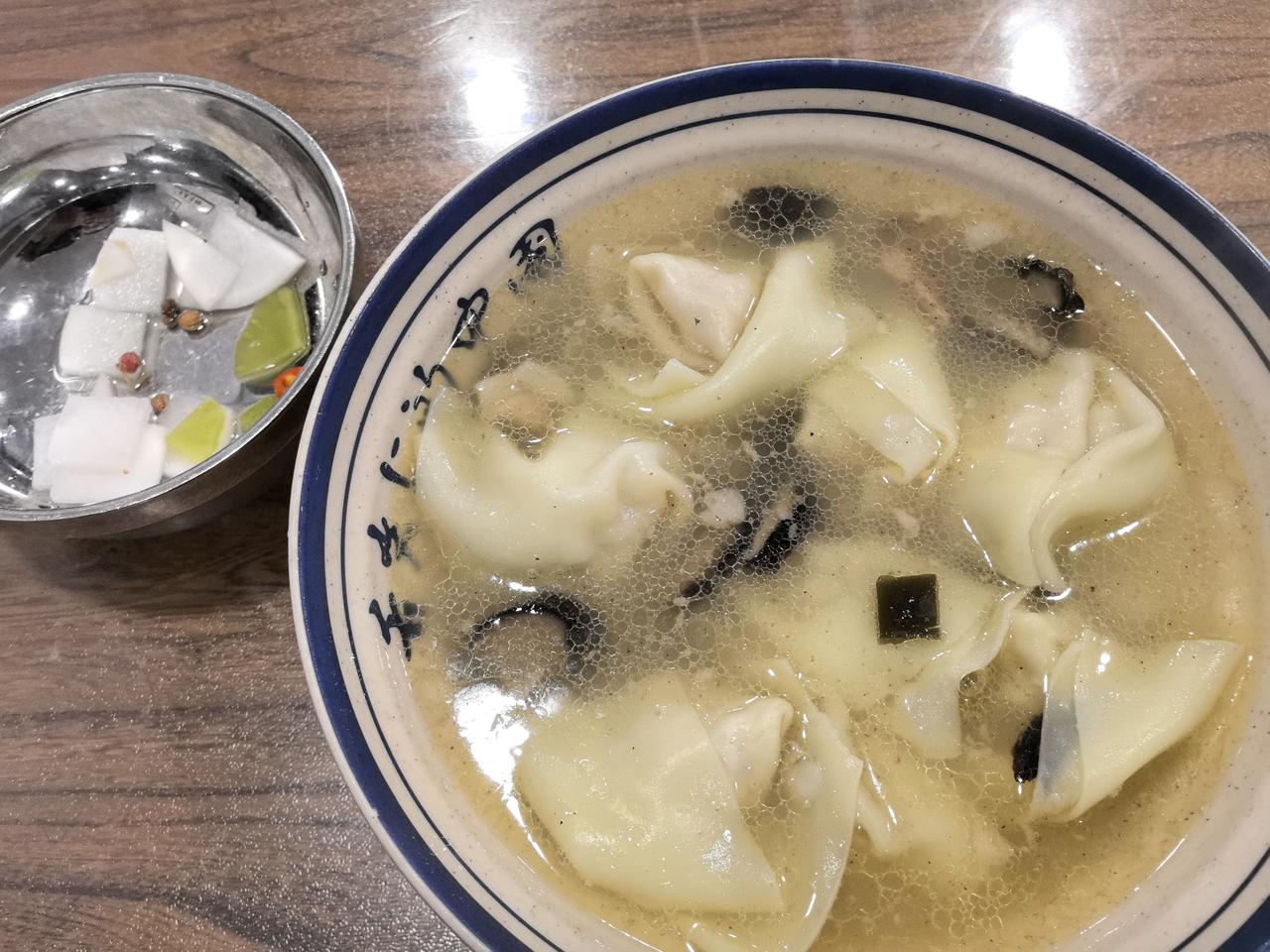 早餐，一碗坝坝面的海味抄手，12元/两。抄手口感一般，浇头用料中规中矩，不过汤汁