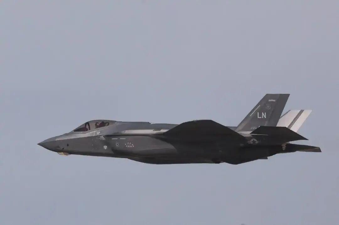 美军一架F-35紧急降落！5月10日，据伊朗法尔斯通讯社的消息称，一架美军F-