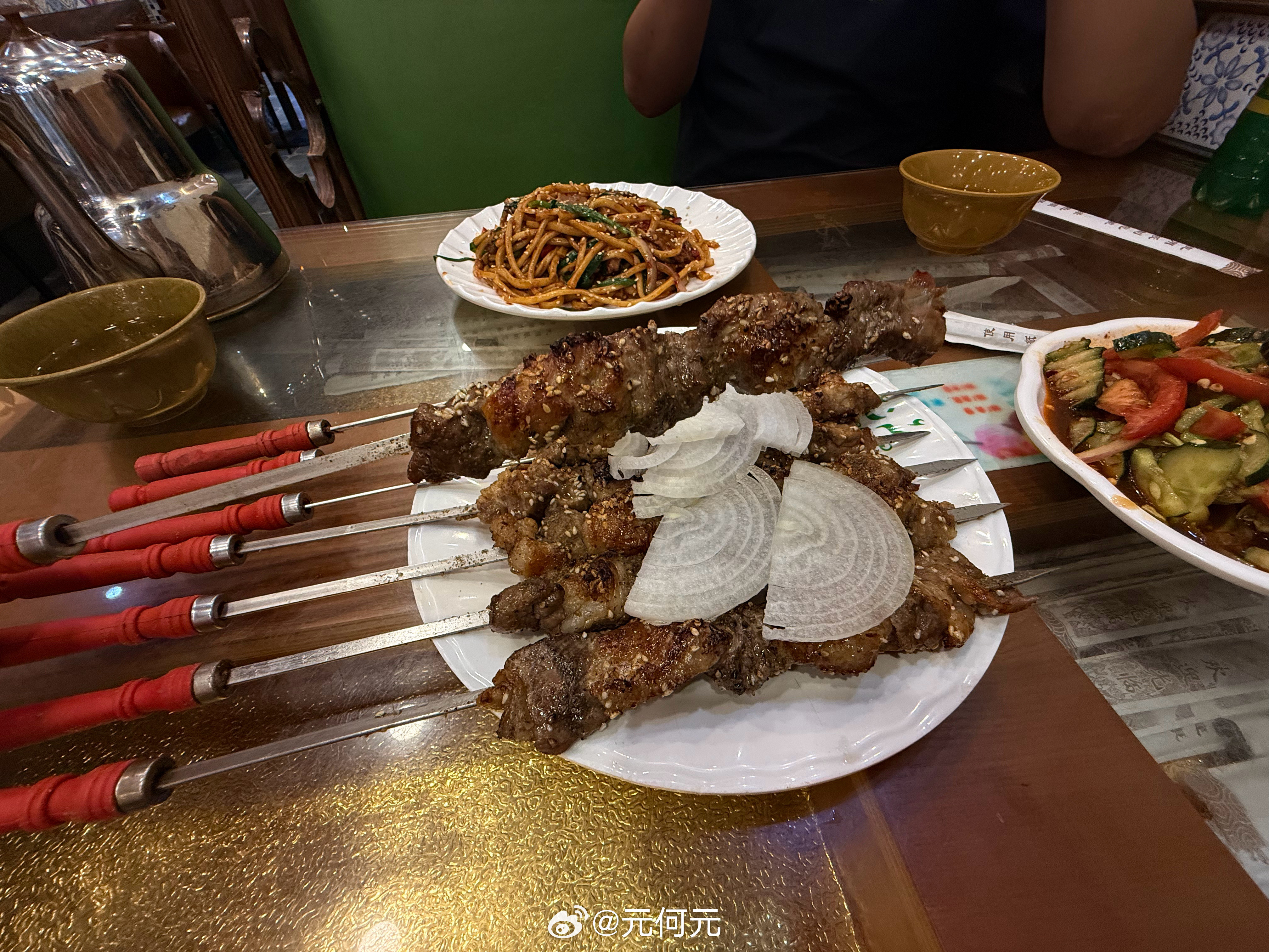 不好意思各位，我真的太饿了……​​​