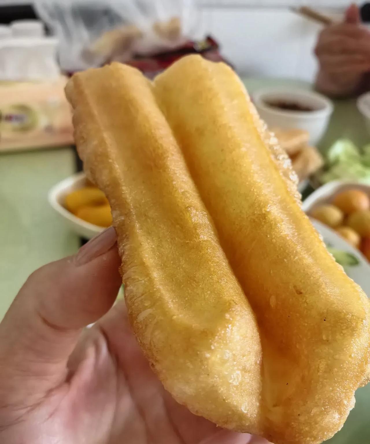 今天早餐老妈给安排的油条豆浆，实在是个意外的惊喜。我们东北管油条叫大果子，我估计