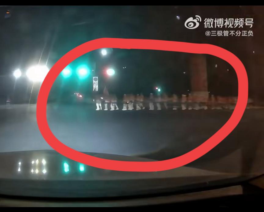 山东广饶一司机清晨遭遇暴走团闯红灯，差点撞到人，暴走团两名女子随后爆粗口，让司机