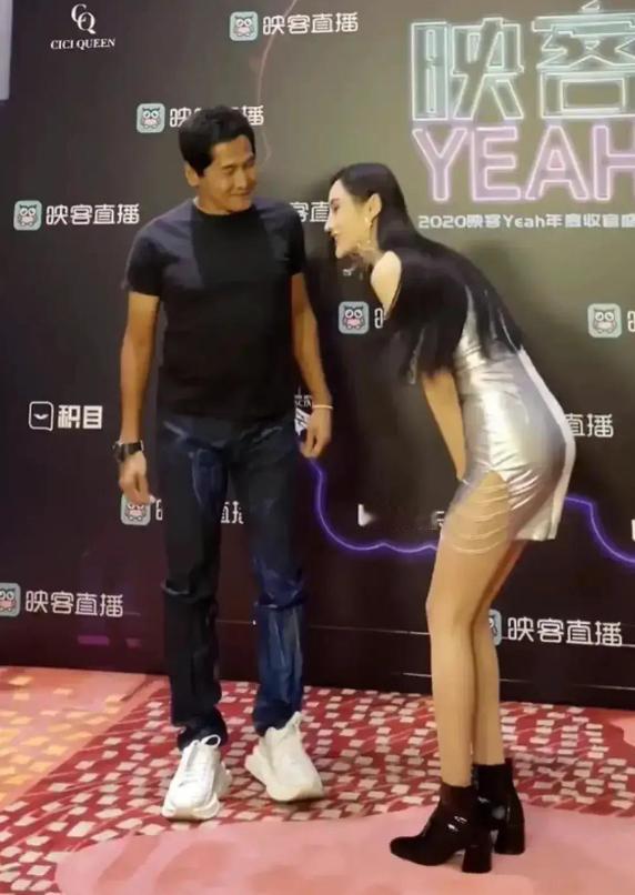 2021年，歌手齐秦跟内地女星吴春怡第一次相遇的表现引得台下观众偷笑不已，不过