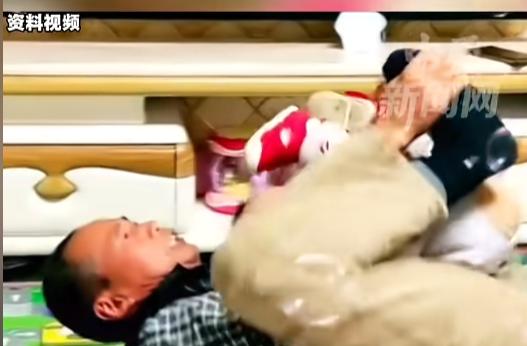 “太可怕了！”近日，浙江宁波，一老人白天在哄自己的孙子玩耍时，孙子很调皮，在老人