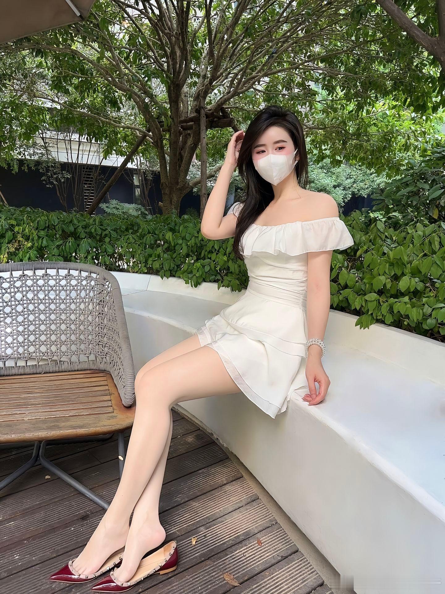 平底鞋的微露趾缝设计有点好看~