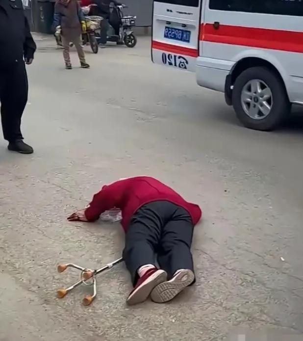 杭州62岁阿姨摔倒躺在路边25分钟，路人不敢上前搀扶，救护车接进急诊，她一口咬定