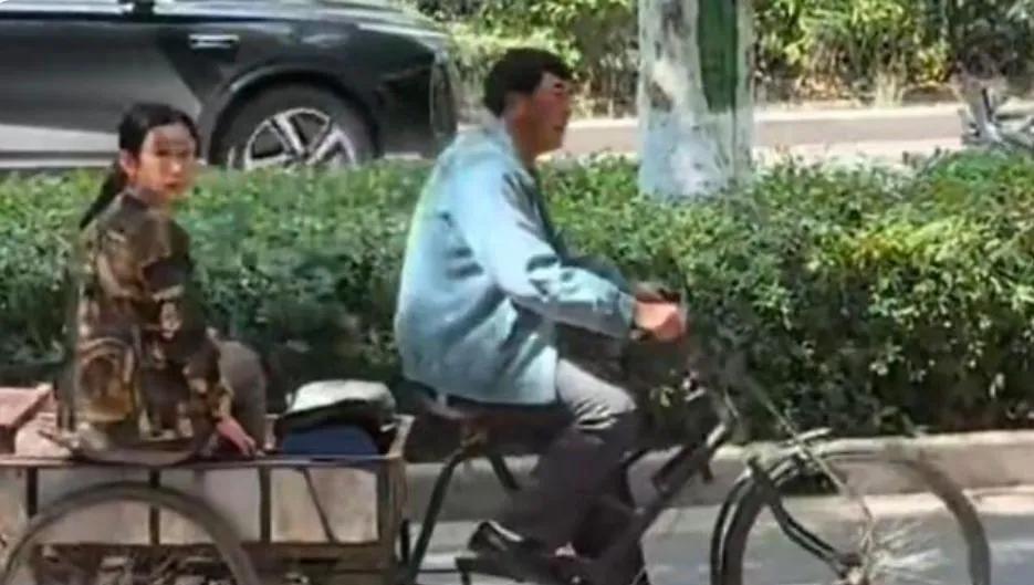 55岁的张嘉译在西安骑着三轮车载着秦海璐，这样子民工的打扮真接地气，你看是吗？