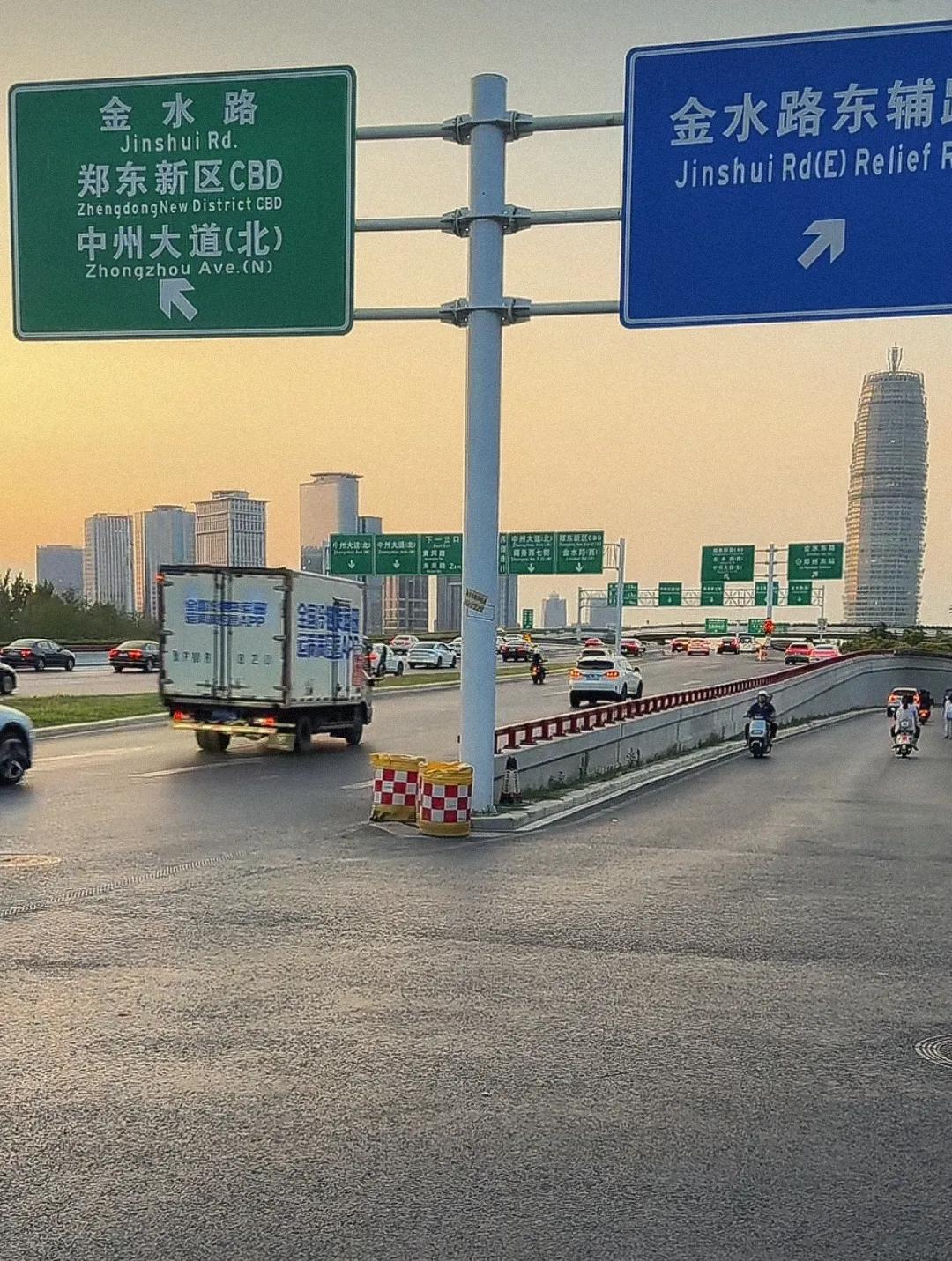 虽说郑州老城区的城建水平逊色于沈阳，可是来到郑东新区确实让我刮目相看，仔细想想这