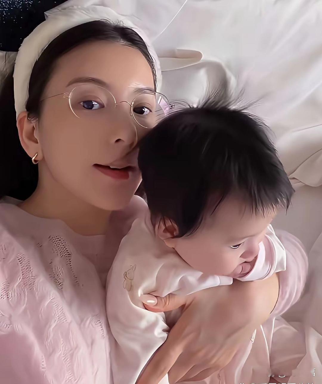 方‎⁠媛晒出了她﻿和郭富城小女‍⁠儿的侧‎‏脸照，光‎看这娃头发又‏浓又密，⁠‌皮肤又﻿‍⁠白又嫩，