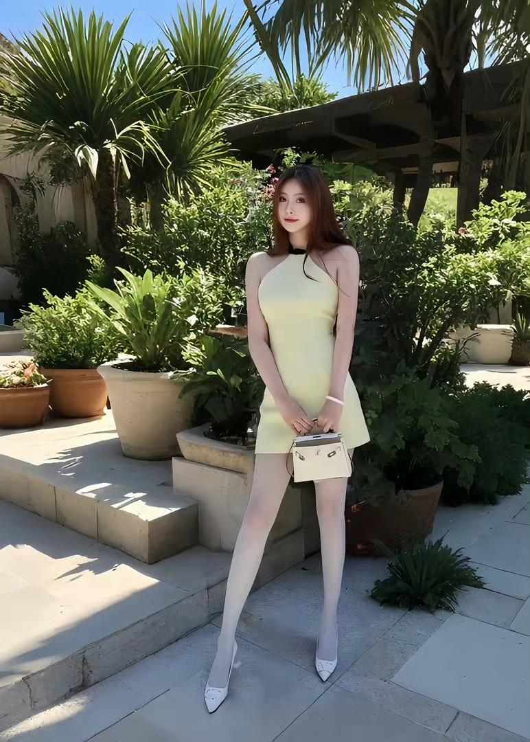 拒绝定义，只要我喜欢，怎么穿都对，挂脖裙+白丝=今日份纯欲天花板，自信才是最