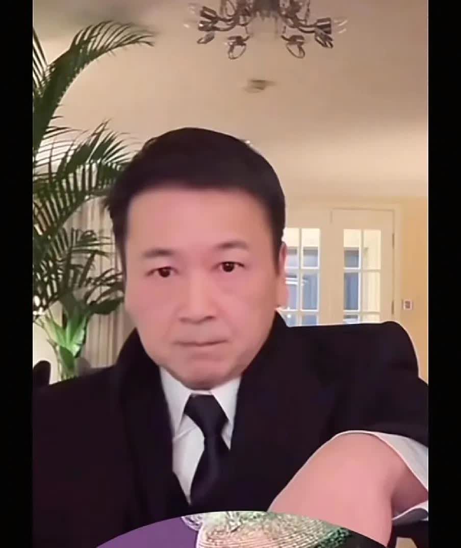 怎么看还是觉得赖文峰和杨钰莹比较般配，无论是颜值还是气质，他们俩年轻时都是斯斯文