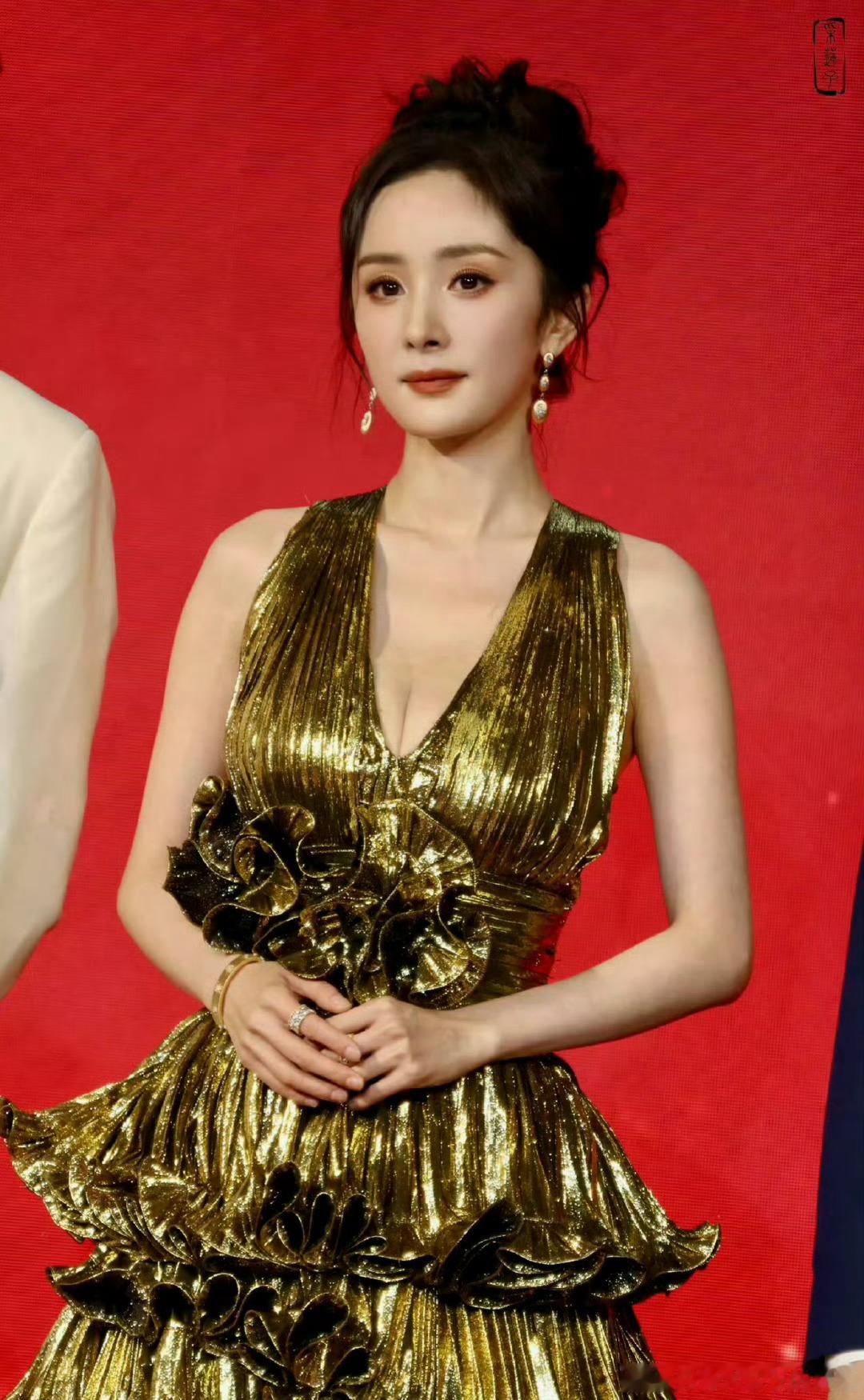 杨幂还是一如既往的有梗~金色礼服太好看啦杨幂谢谢大家参